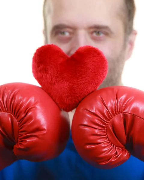 Man med boxningshandskar som håller hjärtat — Stockfoto
