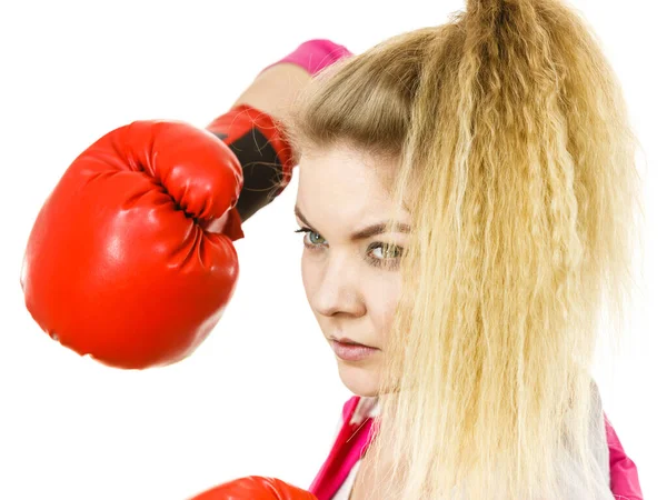 Mulher usando luvas de boxe — Fotografia de Stock