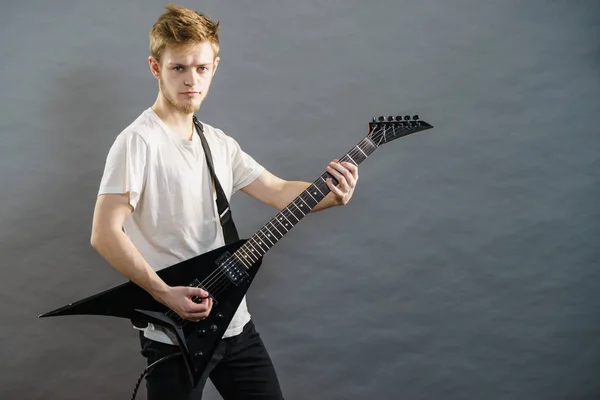 Hombre jugando en la guitarra eléctrica — Foto de Stock