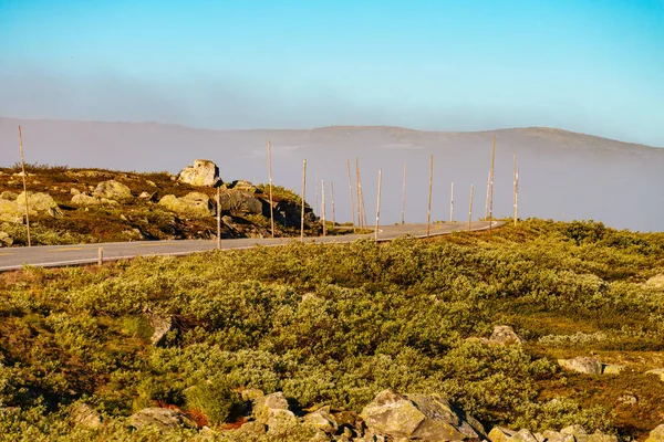 Estrada que atravessa o planalto de Hardangervidda, Noruega . — Fotografia de Stock