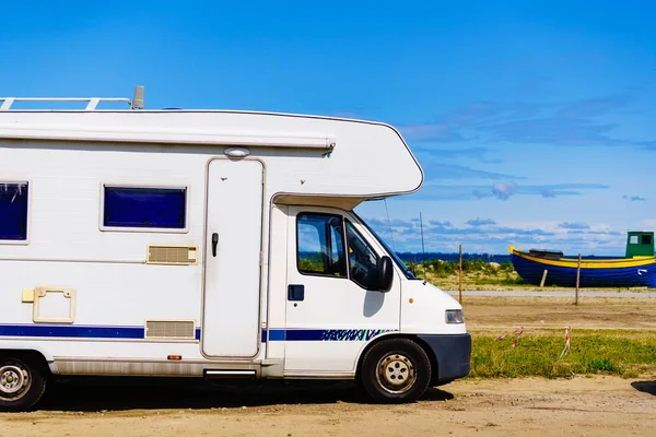 Camper coche en la orilla del mar — Foto de Stock