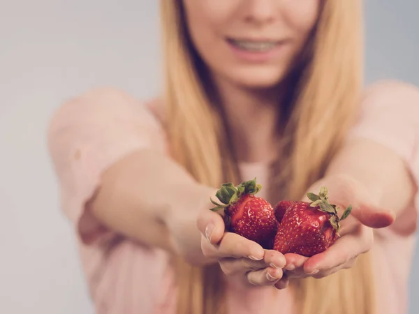 Girl showing fresh strawberries — Stock Photo, Image