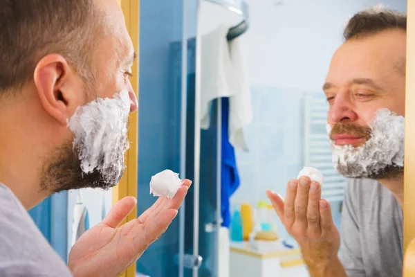 Хлопець голити бороди у ванній кімнаті — стокове фото