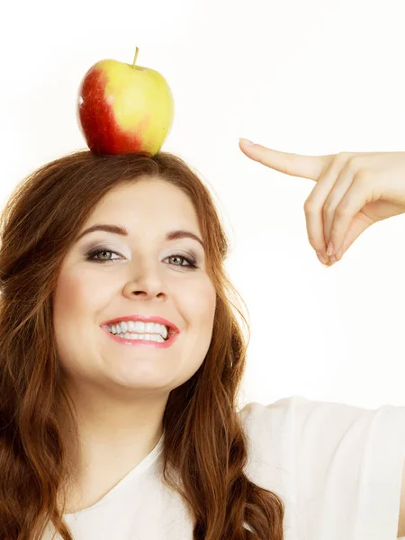 Donna divertente ragazza tiene sulla testa mela frutta — Foto Stock