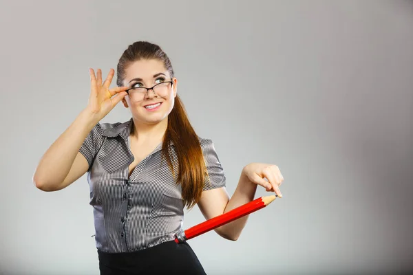 Insegnante cercando donna elegante in possesso di matita grande — Foto Stock