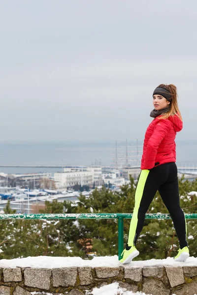 Nő visel, sportruházat gyakorlása közben tél — Stock Fotó