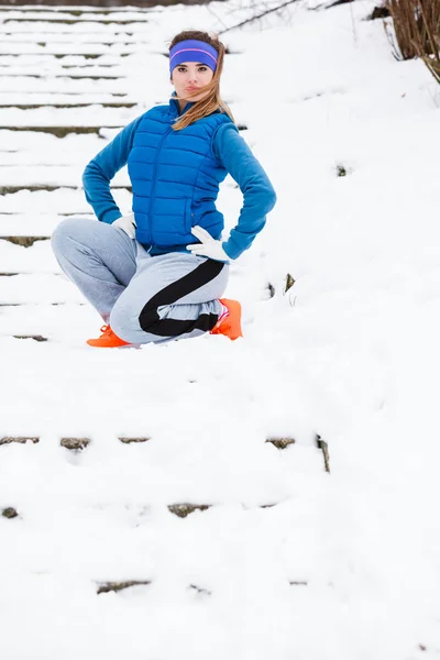 Nő visel, sportruházat gyakorlása kívül a téli időszakban — Stock Fotó