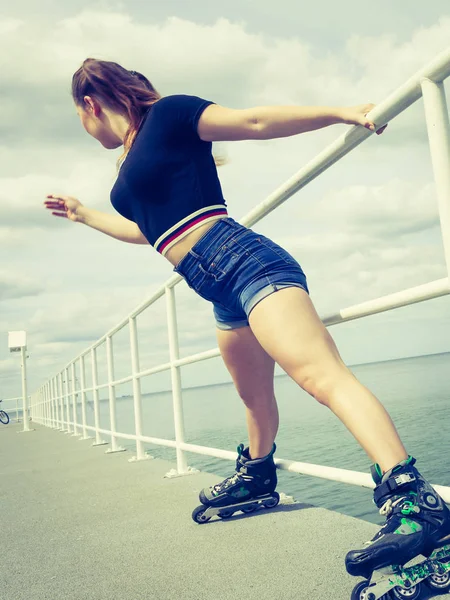 Vrolijke tiener meisje dragen rolschaatsen — Stockfoto