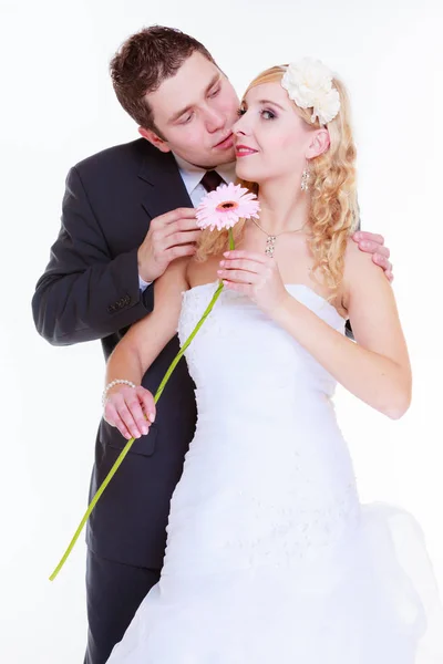 Счастливый жених и невеста позируют для свадебного фото — стоковое фото