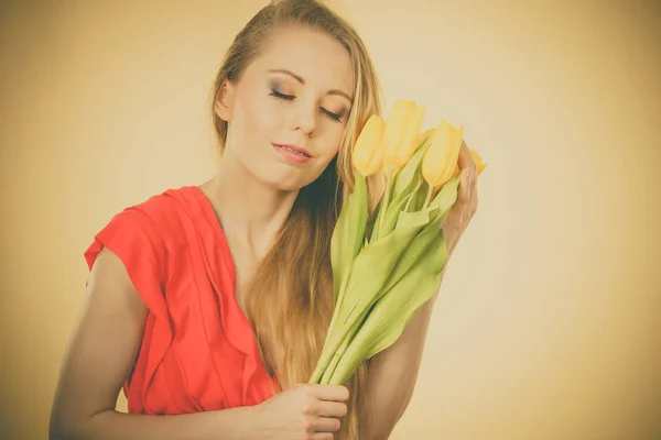 Pretty woman with yellow tulips bunch — Stock Photo, Image