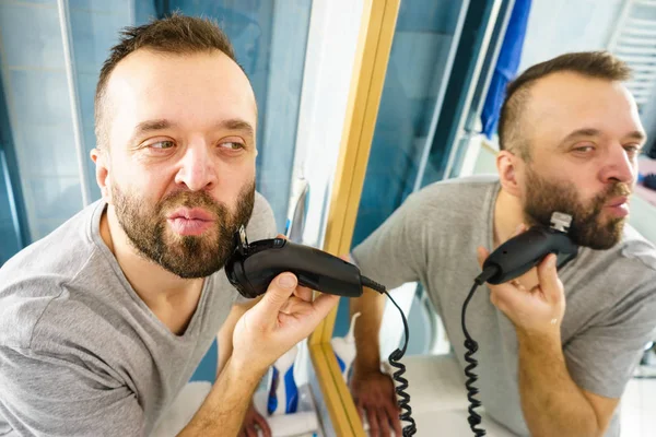 Man scheren van zijn baard trimmen — Stockfoto