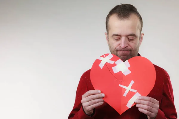 Trauriger erwachsener Mann mit gebrochenem Herzen — Stockfoto