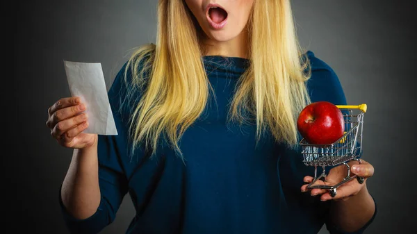 Femme choquée tenant panier avec des fruits — Photo