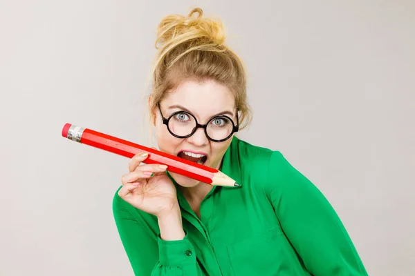 Geschäftsfrau beißt auf Bleistift — Stockfoto