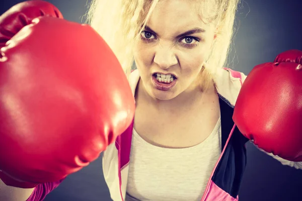 Zły kobieta sobie Rękawice bokserskie — Zdjęcie stockowe