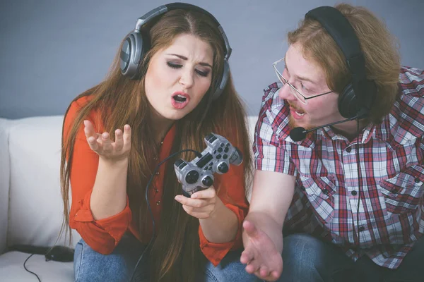 Woman is angry at playing man — Stock Photo, Image