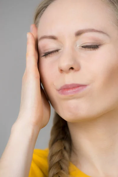 Woman having head ache — Stock Photo, Image