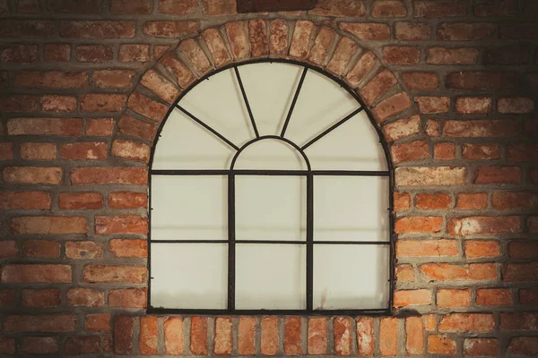 Big rounded window on red brick wall — Stock Photo, Image