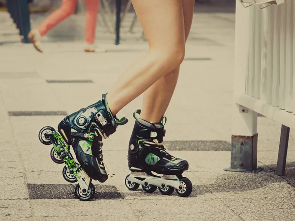 Jambes de femme portant des patins à roulettes — Photo