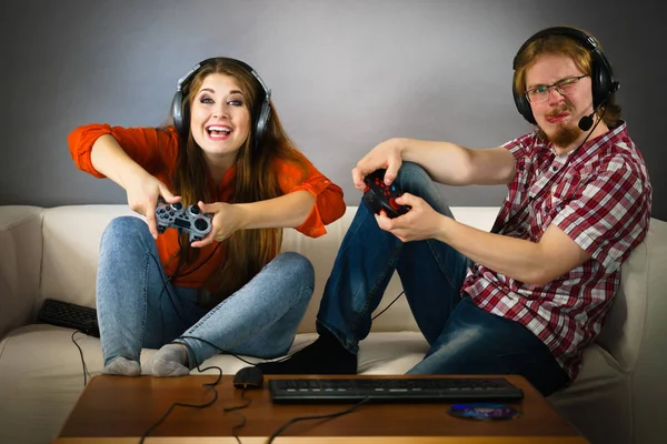 Ζευγάρι gaming παίζοντας παιχνίδια — Φωτογραφία Αρχείου