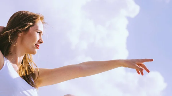 Girl outdoor pointing with finger — Stock Photo, Image