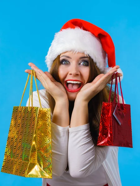 Feliz Natal mulher prende presentes saco — Fotografia de Stock