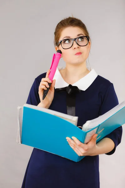 Vrouw denken houdt bestandsmap met documenten — Stockfoto