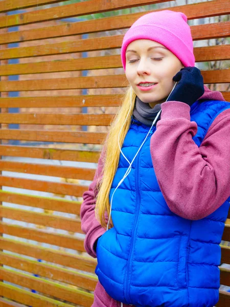 Mujer con ropa deportiva ejercitándose al aire libre durante el otoño — Foto de Stock