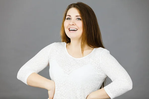 Felice donna positiva con lunghi capelli castani — Foto Stock