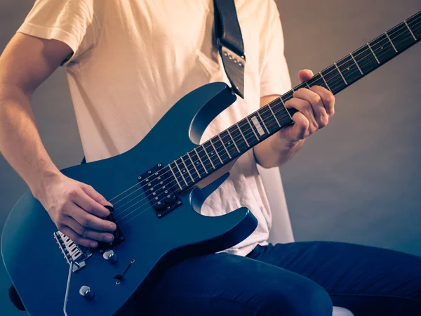 Detail člověka hraje na elektrickou kytaru — Stock fotografie