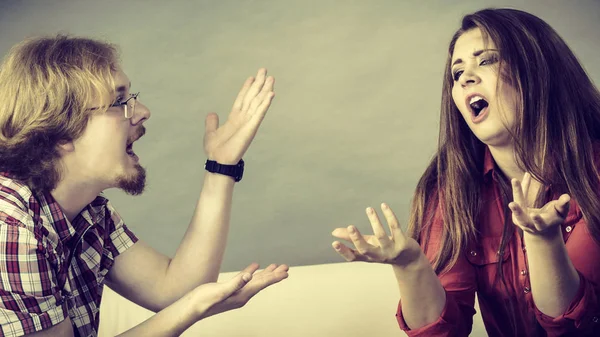 Hombre y mujer peleando — Foto de Stock