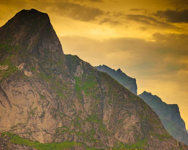 Puesta de sol sobre montañas, Noruega — Foto de Stock