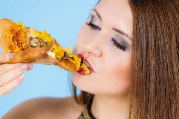Frau isst heiße Pizza-Scheibe — Stockfoto