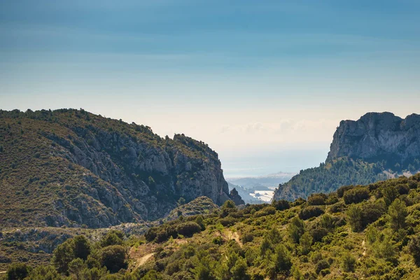 Dağlar manzara ve sahil manzarası, İspanya — Stok fotoğraf