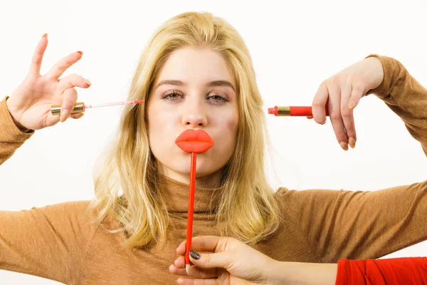 Kvinna ansöker läppstift och lip gloss — Stockfoto