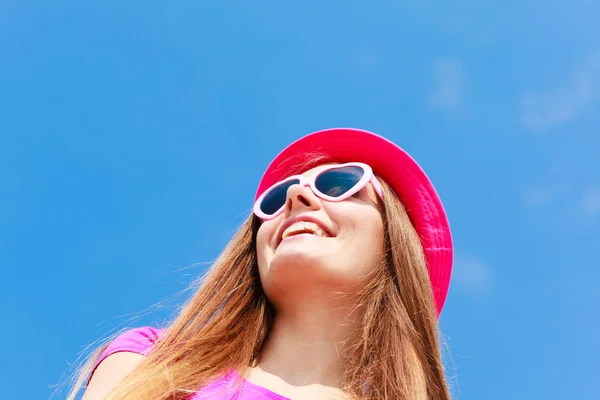 Woman wearing heart shaped sunglasses and hat — Stock Photo, Image