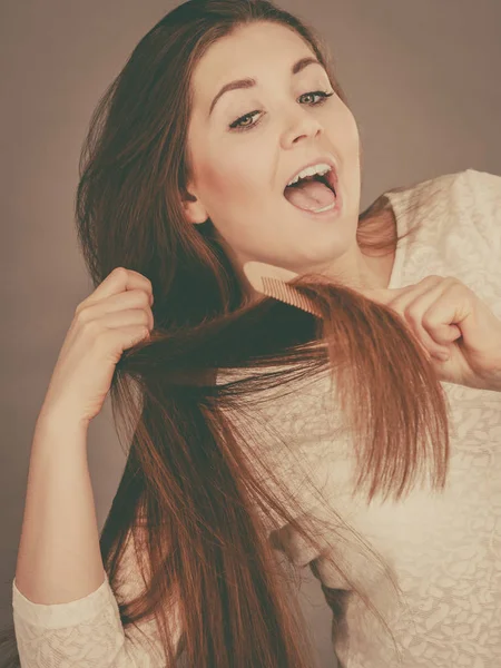 Glad kvinna borsta håret — Stockfoto