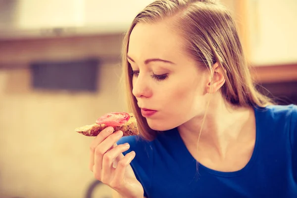 Kobieta o zdrowe śniadanie jedzenie kanapka — Zdjęcie stockowe