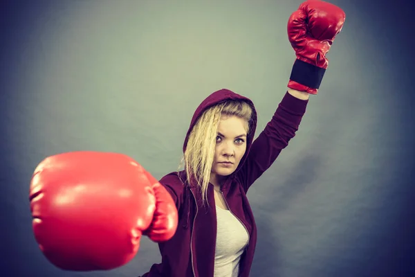Ganadora con guantes de boxeo —  Fotos de Stock