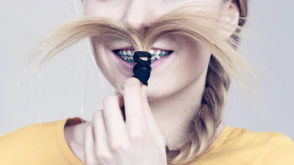 Kvinnan gör moustache ur blont hår — Stockfoto