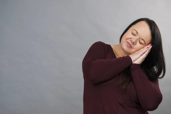 Mujer teniendo un gesto soñoliento — Foto de Stock