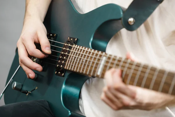 Zár-megjelöl-a férfi játszik a gitár — Stock Fotó