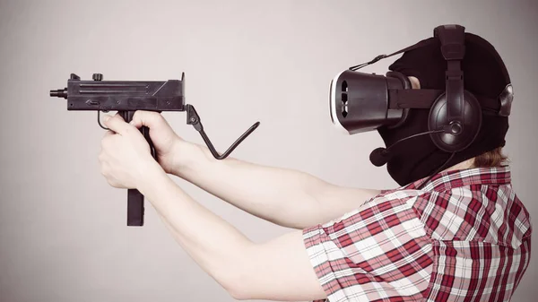 銃を保持している Vr を身に着けているゲーマーの男 — ストック写真