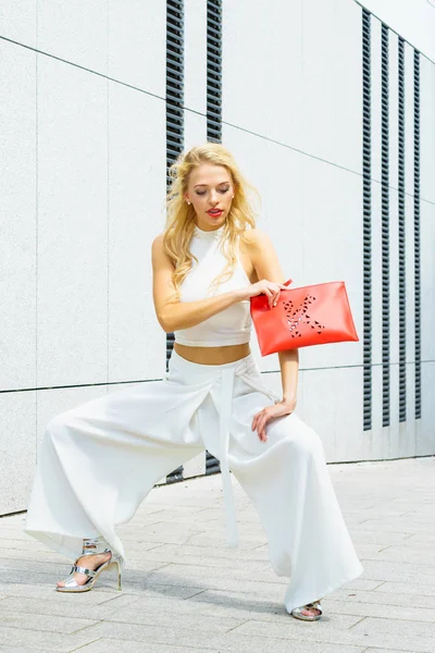 패션 여자 백색 옷 빨간 핸드백 — 스톡 사진