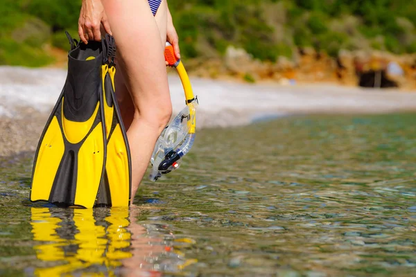 Mujer con aletas tubo de snorkel en la playa — Foto de Stock