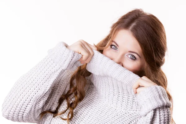 Mujer sintiéndose cómoda usando suéter suave —  Fotos de Stock