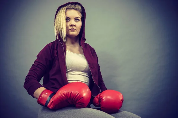 Женщина в боксерских перчатках — стоковое фото