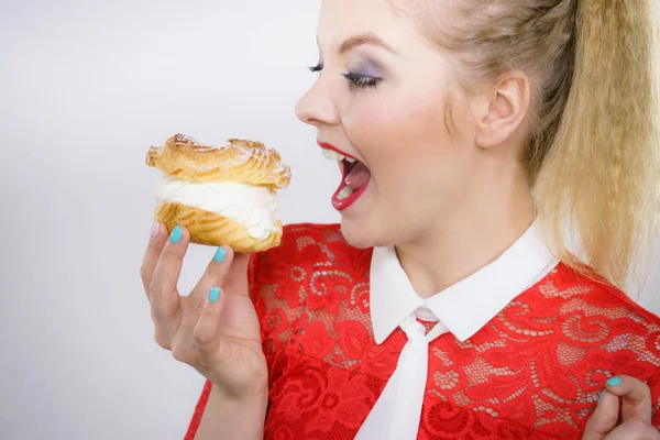 Woman holding cupcake dessert with cream — Stock Photo, Image