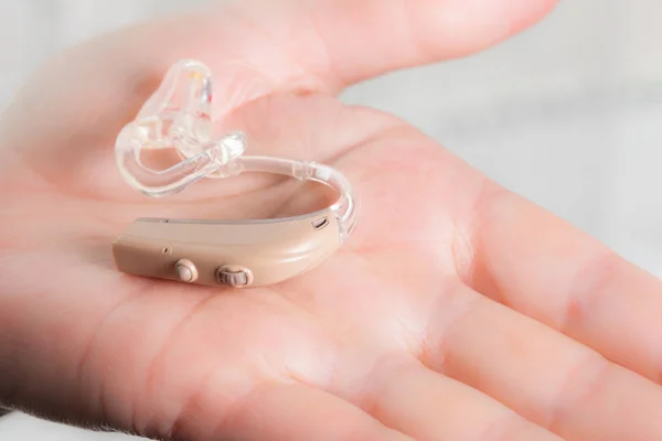 Senior person holding hearing aid close-up — Foto Stock