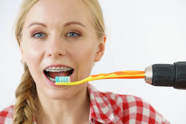 Žena pálí zuby pomocí vrtačky — Stock fotografie